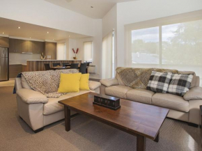 Northview 2 - Modern 2BR Townhouse l Lake View l Central Location l Spa Bath l WiFi